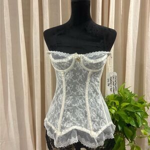 Elegant Vintage Darling White Lace Bustier